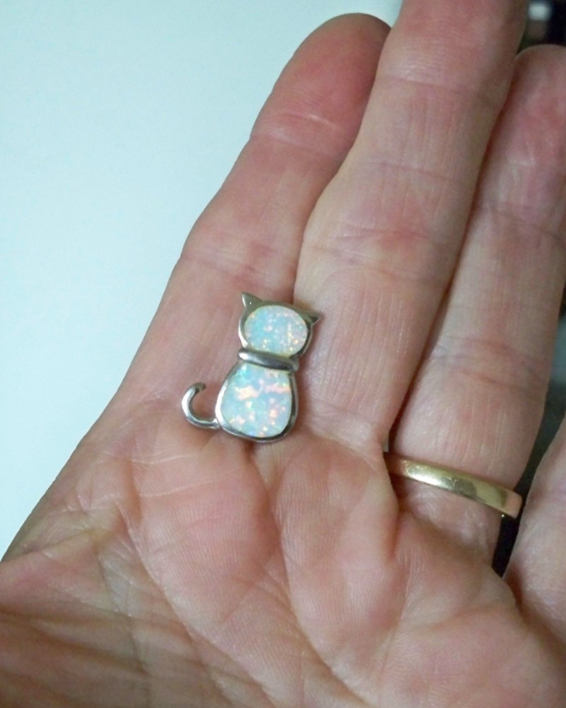 Beauty 925 Sterling Silver Cat Pendant Necklace Blue White Opal inlay 3/4″ Tall