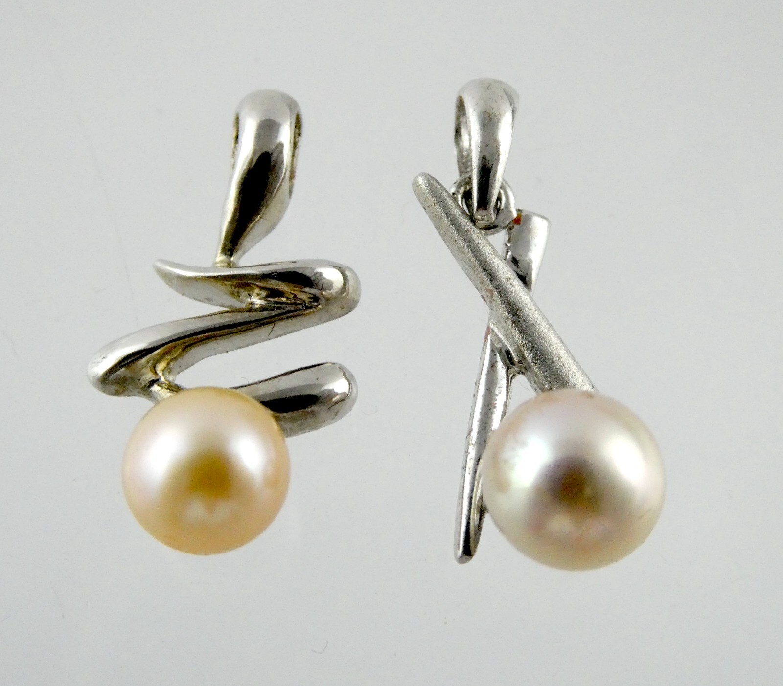 Group of 2 Sterling Silver and Pearl Pendants 3.2g Total Weight .75 Inch Length