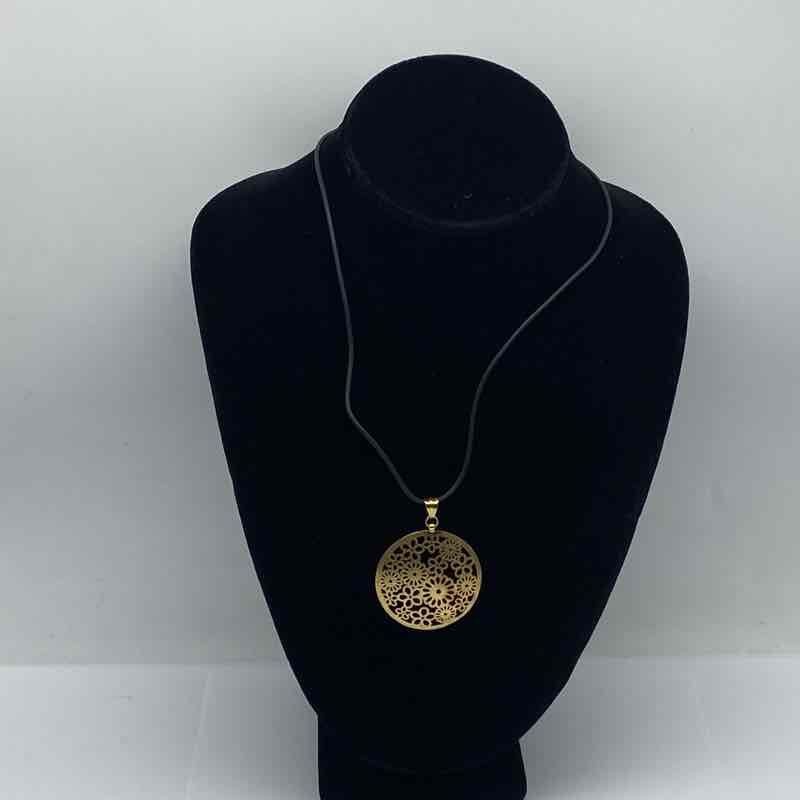 14K Yellow Gold Floral Openwork Circle Pendant Necklace 18″ Black Cord