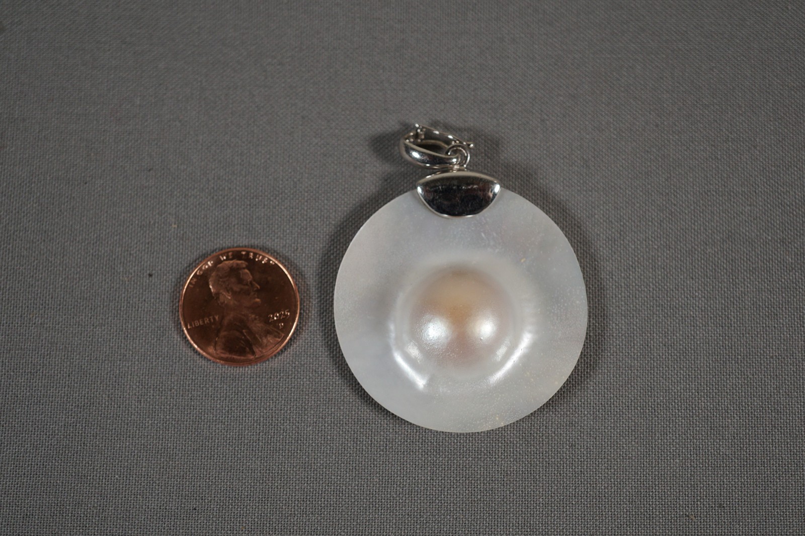 Beautiful Sterling Silver 925 Mother Of Pearl Circle Pendant 1 1/2″ Diameter