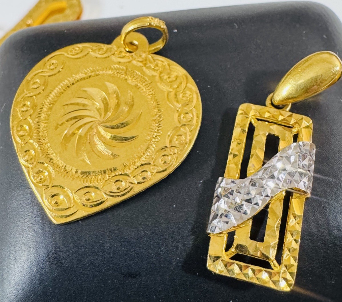 RARE 22K 916 22C Real Gold Two Set of Pendant 1 x Rectangle & 1x Heart 7.73g