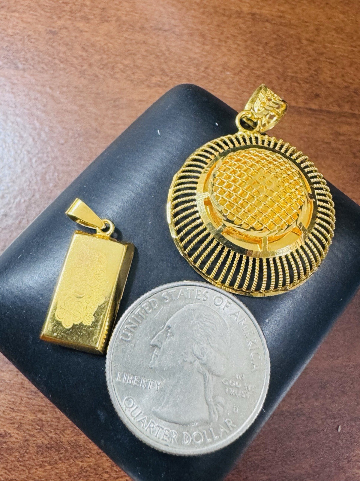 22K 916 22C Real Gold Two Set of Pendant 1 x Bar & 1x Round 7.24g